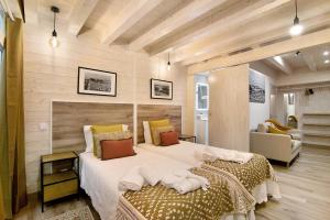 a bedroom with two beds and a couch in a room at Casa na Travessa in Faro