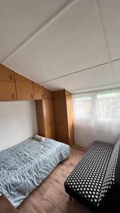 1 dormitorio con cama y ventana. en Dúplex Los Mañios, en Coyhaique
