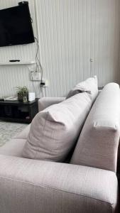 sala de estar con sofá y TV en Dúplex Los Mañios, en Coyhaique
