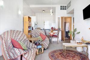 Estreito da Calheta的住宿－Vila Morning Sun，客厅配有沙发和桌子