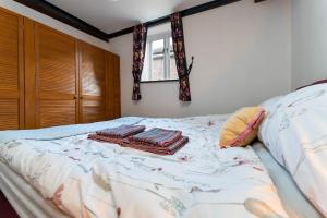 Una cama con dos toallas encima. en Lewes Guest Nest, en Lewes