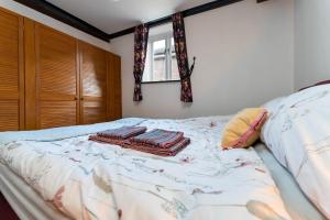 a bed with two towels on top of it at Lewes Guest Nest in Lewes