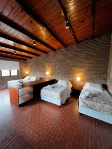 Habitación grande con 2 camas y escritorio. en San Bernardo Housing en Salta