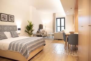Ein Bett oder Betten in einem Zimmer der Unterkunft nQn Aparts & Suites Sevilla