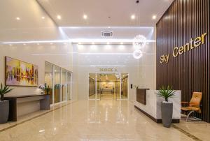 een lobby van een winkel met een bord aan de muur bij Austin Sky Center Apartment - Near Tan Son Nhat Airport in Ho Chi Minh-stad