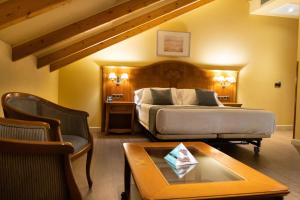 1 dormitorio con 1 cama y 1 mesa en una habitación en Hotel Alda Mercado de Zamora en Zamora