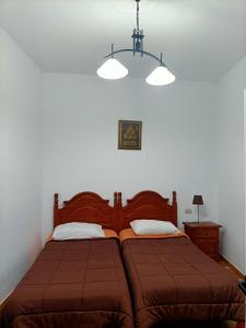 サン・バルトロメにあるVista Tunte, Camino de Santiagoのベッドルーム1室(隣り合わせのベッド2台付)