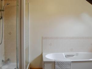 uma casa de banho com uma banheira, um lavatório e um chuveiro em The Cider House em Bredenbury