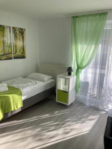 um quarto com uma cama e uma cortina verde em Zimmervermietung38 - Mammut 1 em Salzgitter