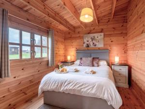 a bedroom with a bed in a wooden cabin at Dukes Wood - Ukc2193 in Caunton