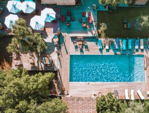 una vista aérea de una piscina con tumbonas en Le Maquis Plage, en Poggio-Mezzana