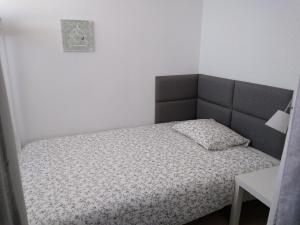 Posteľ alebo postele v izbe v ubytovaní Studio przy Spodku + 1 fotografia