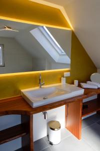 uma casa de banho com um lavatório e uma clarabóia em Hotel Brasserie Chaussee em Seeheim-Jugenheim