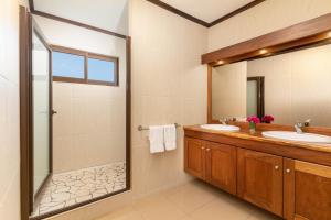 Vannituba majutusasutuses Magnificent 5 Br Villa with pool: amazing views