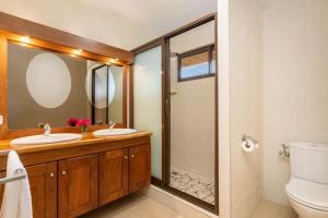 Vannituba majutusasutuses Magnificent 5 Br Villa with pool: amazing views