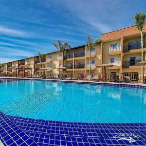 una gran piscina frente a un hotel en Resort Ondas Praia apart, en Porto Seguro