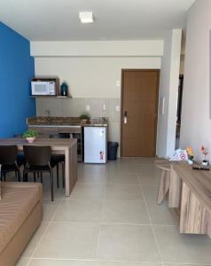 a kitchen and dining room with a table and chairs at Resort Ondas Praia apart in Porto Seguro
