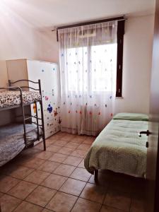 a bedroom with a bunk bed and a window at Appartamento Viserba mare/fiera in Rimini
