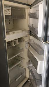 een lege koelkast met de deur open in een keuken bij Apt Candeias para 6 pessoas in Recife