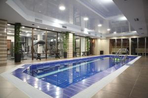 una gran piscina en un edificio en Отель Ринг Премиум, en Volgograd