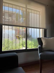 Habitación con ventana y vistas al patio en San Bernardo Housing en Salta