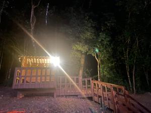 uma luz brilha sobre uma ponte de madeira à noite em Casa de Ines em Santana em São Marcos