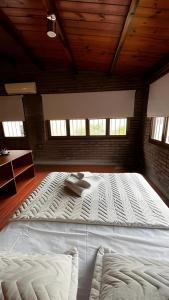 1 cama blanca grande en una habitación con ventanas en San Bernardo Housing en Salta