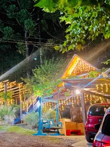 uma casa coberta de luzes com uma mangueira de água em Casa de Ines em Santana em São Marcos