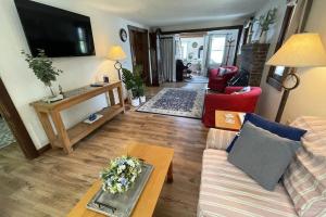 un soggiorno con un divano e un tavolo di Waterfront Cottage and Ski Getaway! a Sunapee