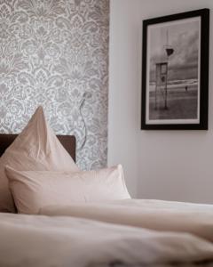 ein Schlafzimmer mit 2 Betten und einem Bild an der Wand in der Unterkunft Ferienwohnung Krabbe in Wangerooge