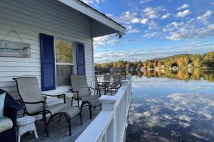 veranda con sedie e vista sul lago di Waterfront Cottage and Ski Getaway! a Sunapee