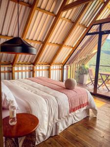 ein Schlafzimmer mit einem Bett und einem Tisch in einem Zimmer in der Unterkunft Casa 1800 Los Naranjos Boutique Hotel in Los Naranjos