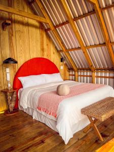 1 dormitorio con 1 cama grande y cabecero rojo en Casa 1800 Los Naranjos Boutique Hotel en Los Naranjos