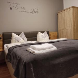 1 dormitorio con 1 cama con toallas en Am Wiesengrund, en Lebus