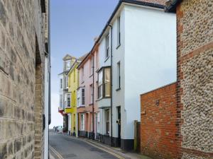 a row of buildings on a narrow street at Melrose Cottage in Cromer