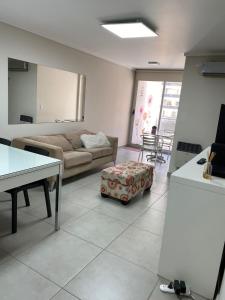 sala de estar con sofá y mesa en en Nueva Córdoba alojamiento para 3 personas en Córdoba