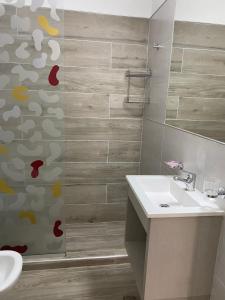 y baño con lavabo y ducha. en en Nueva Córdoba alojamiento para 3 personas en Córdoba