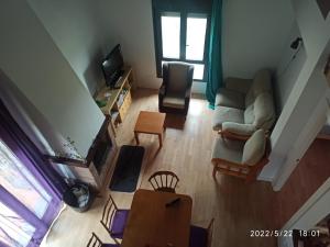 an overhead view of a living room with a couch and chair at APARTAMENTO COTIELLA RAÑIN 