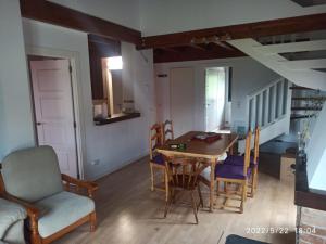 a dining room with a table and chairs at APARTAMENTO COTIELLA RAÑIN 