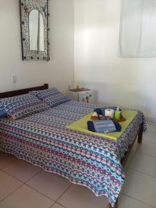 Un dormitorio con una cama y una bandeja. en Geribá Residence, en Búzios