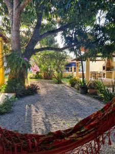 una hamaca bajo un árbol en un patio en Geribá Residence, en Búzios