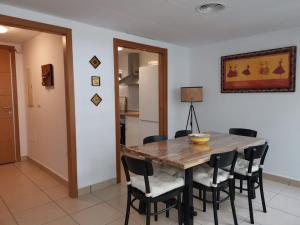 uma sala de jantar com uma mesa de madeira e cadeiras em Casa Apartamento Mojacar Macenashome em Mojácar