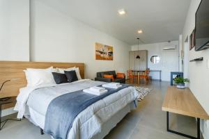 1 dormitorio con 1 cama grande y sala de estar en Estúdio Prático e Confortável no Centro de Floripa P1936, en Florianópolis