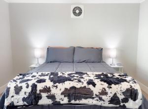Cama o camas de una habitación en Country Living-harrison Ranchhr3