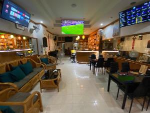un ristorante con divani e tavoli e un bar di Sue@Cozy Guesthouse a Kata Beach