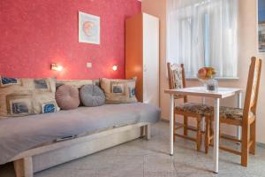 Schlafzimmer mit einem Bett und einem Tisch mit Stühlen in der Unterkunft Villa Sladojević in Omiš