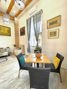 un soggiorno con tavolo e sedie in legno di THE LOFT Apartments a Lubiana