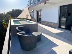Balkón nebo terasa v ubytování Villa Burriac with Private Pool, Costa Maresme, 20 minutes from Barcelona