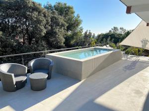 Bazén v ubytování Villa Burriac with Private Pool, Costa Maresme, 20 minutes from Barcelona nebo v jeho okolí