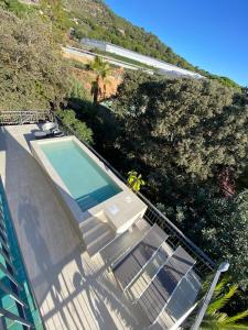 Bazén v ubytování Villa Burriac with Private Pool, Costa Maresme, 20 minutes from Barcelona nebo v jeho okolí